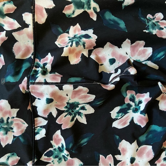 Balance collection leggings sz med .like new without tag - Picture 2 of 3